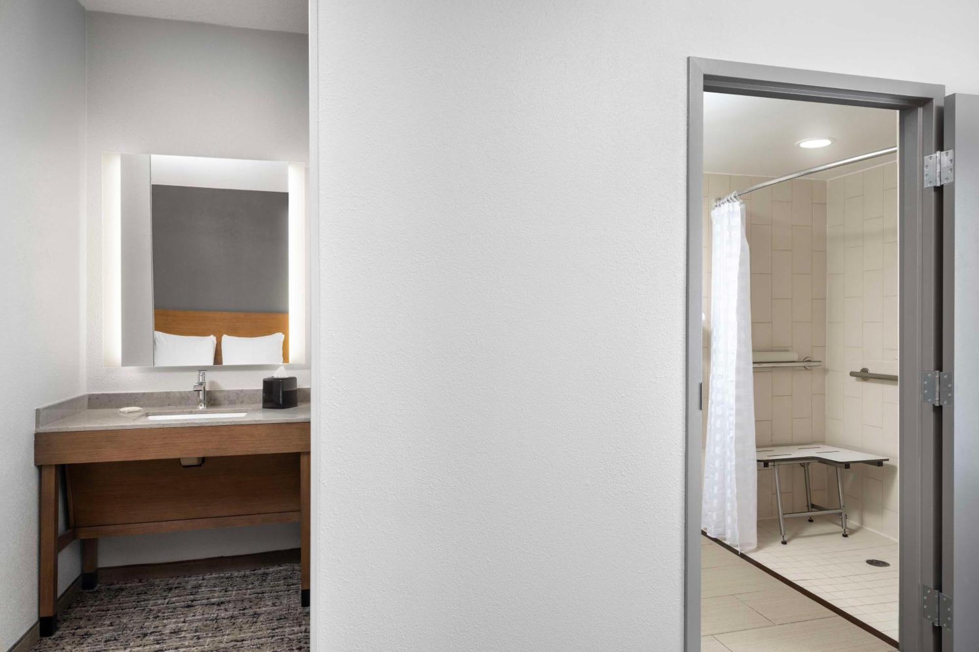 Hyatt Place Indianapolis Airport Exterior photo